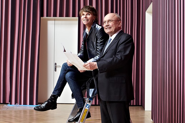 Sylvia und Friedrich von Metzler Das Ehepaar im 2011 neu gestalteten Metzler-Saal im Frankfurter Städel-Museum.