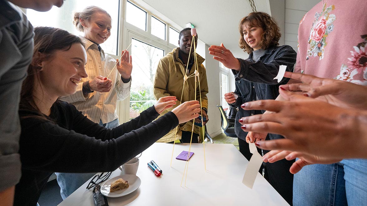 Frankfurt Spring School 2026: Leadershiptraining mittels Spaghetti und Marshmallows, © Daniel Rosengren/ZGF