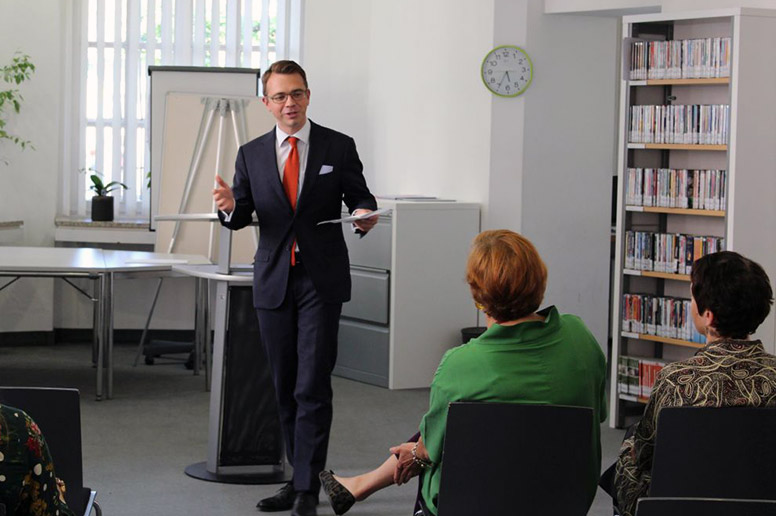 Daniel Lips von der Arbeitsagentur Daniel Lips von der Arbeitsagentur macht den Stipendiaten Mut auf der Abschlussveranstaltung d.eu.tsch