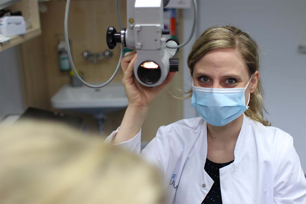 Dr. Sabrina Regele, Uniklinik Münster, Fachärztin an der Klinik für Phoniatrie und Pädaudiologie, untersucht einen Patienten.