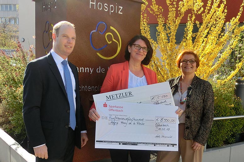 Spendenübergabe an das Hospiz Fanny de La Roche: Andre Steigerwald, Hospiz-Leiterin Margarete Stirner und Sigrun Stosius, Vorstand Metzler Stiftung. Spendenübergabe an das Hospiz Fanny de La Roche: Andre Steigerwald, Hospiz-Leiterin Margarete Stirner und Sigrun Stosius, Vorstand Metzler Stiftung.