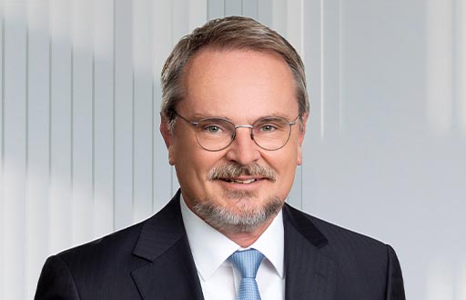 Thorsten Hugo Lohse im Anzug - Mitarbeiterbild