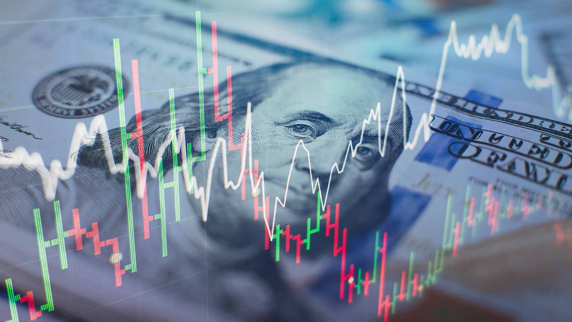 Im Hintergrund ein US-Dollar-Schein abgebildet. Im Vordergrund ist ein Forex-Diagramm zu sehen. 